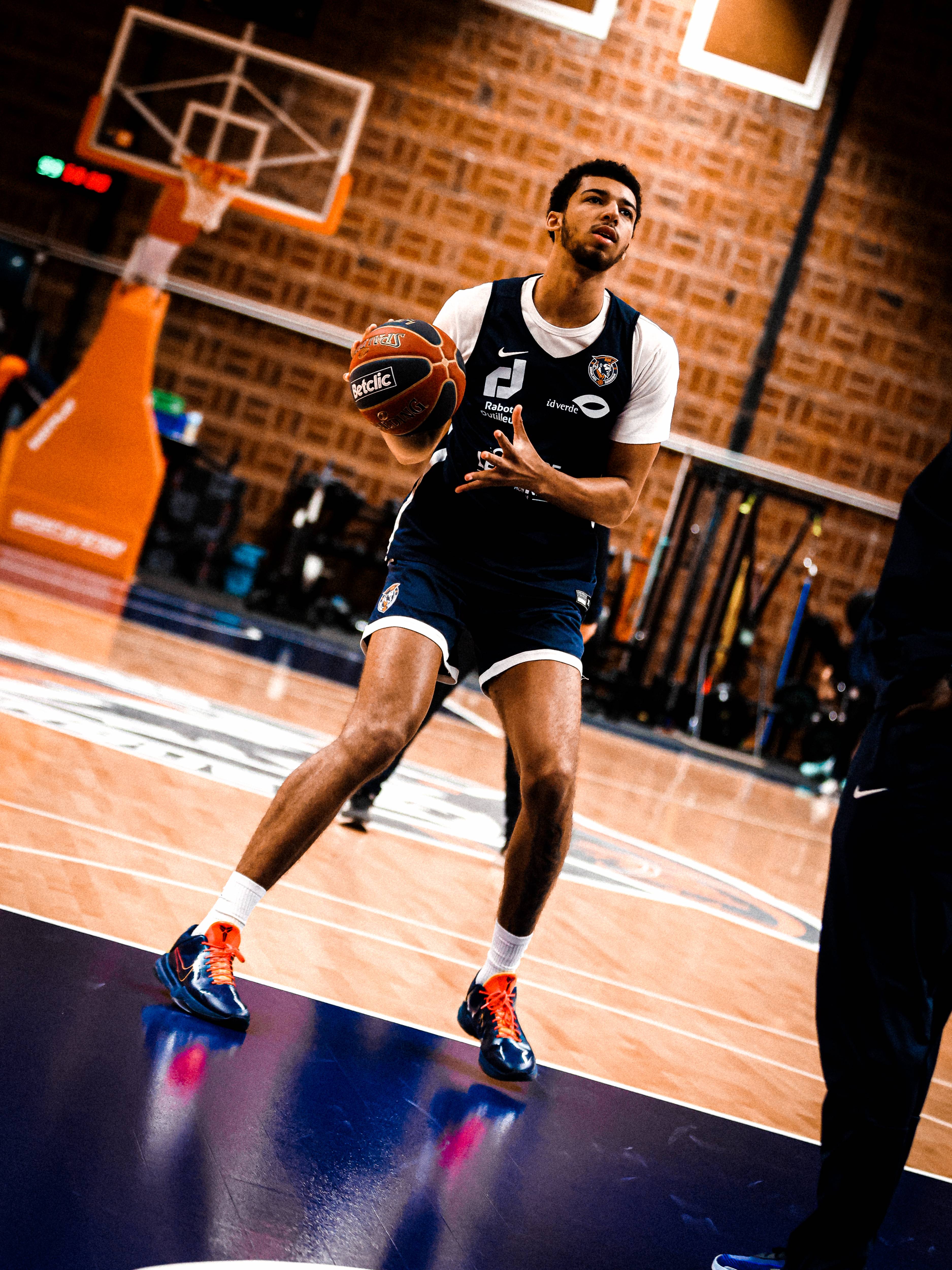 Noa Kouakou-Heugue est out.